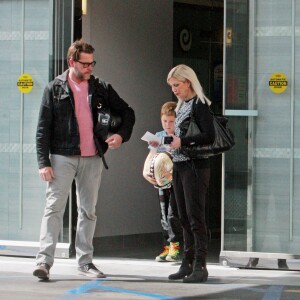 Exclusif - Malgré son terrible accident de moto en 2010, Dean McDermott continue de pratiquer le 2 roues. Il n'hésite pas à prendre sur le siège arrière son fils Liam, huit ans, au milieu du trafic de Los Angeles. Un des doigts de Liam est soutenu par une attelle. Tori Spelling possède toujours un bandage au bras gauche, dû à une brûlure survenue durant le dimanche de Pâques s