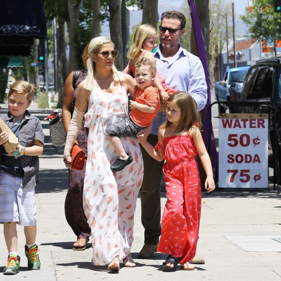 Tori Spelling se promène en famille avec son mari Dean McDermott et leurs enfants Liam, Stella, Hattie, et Finn le jour de la fête des mères à Los Angeles, le 10 mai 2015