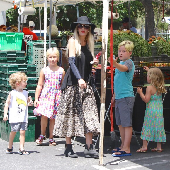 Tori Spelling et ses enfants au Calabasas Farmer's Market à Los Angeles, le 15 août 2015