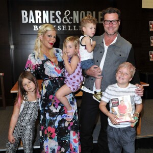 Tori Spelling en famille pour le lancement du livre de cuisine de son mari The Gourmet Dad à Los le 2 mai 2015