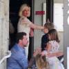 Tori Spelling et son mari Dean McDermott avec leurs enfants sont allés déjeuner au restaurant Benihana à Encino, Los Angeles, le 5 avril 2015