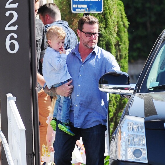 Tori Spelling et son mari Dean McDermott avec leurs enfants sont allés déjeuner au restaurant Benihana à Encino, Los Angeles, le 5 avril 2015