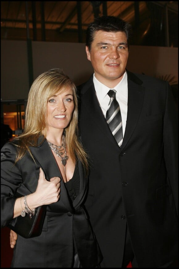 David Douillet et sa femme Valérie au Festival Automobile Internatinal au Grand Palais le 17 janvier 2006