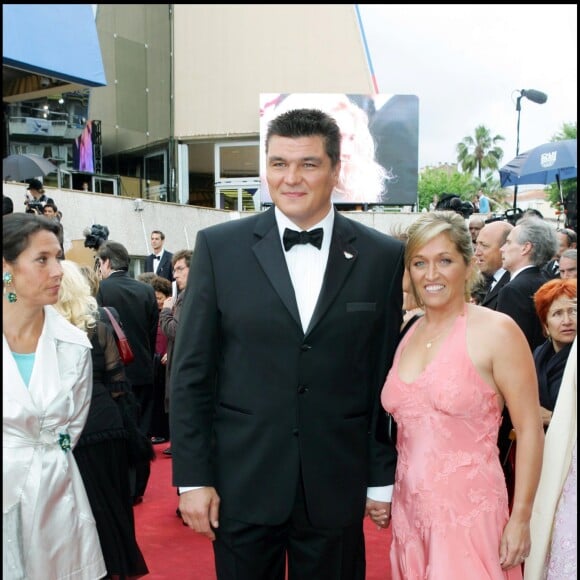 David Douillet et sa femme Valérie lors de la montée des marches du Festival de Cannes, le 17 mai 2005