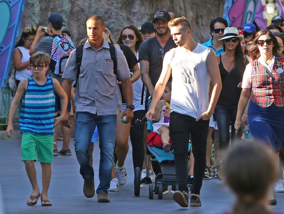 David,  Victoria Beckham et leurs enfants Harper, Brooklyn, Romeo et Cruz s'amusent lors d'une journée en famille à Disneyland à Anaheim, le 24 août 2015.