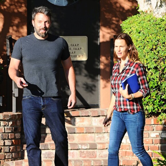 Ben Affleck et Jennifer Garner sortent ensemble d'un centre médical à Santa Monica. Ils sont très souriants malgré le fait qu'ils soient en plein divorce. Le 3 septembre 2015