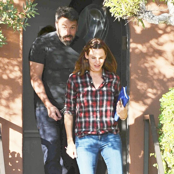 Ben Affleck et Jennifer Garner sortent ensemble d'un centre médical à Santa Monica. Ils sont très souriants malgré le fait qu’ils soient en plein divorce. Le 3 septembre 2015