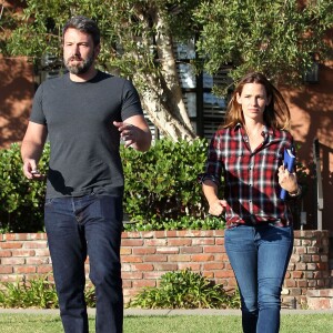 Ben Affleck et Jennifer Garner sortent ensemble d'un centre médical à Santa Monica. Ils sont très souriants malgré le fait qu’ils soient en plein divorce. Le 3 septembre 2015