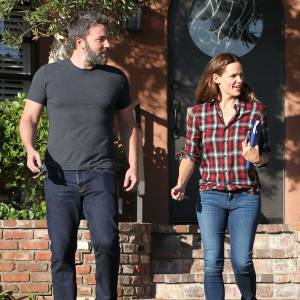 Ben Affleck et Jennifer Garner sortent ensemble d'un centre médical à Santa Monica. Ils sont très souriants malgré le fait qu’ils soient en plein divorce. Le 3 septembre 2015