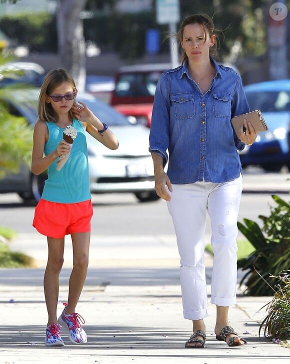 Jennifer Garner emmène sa fille Violet manger une glace à Pacific Palisades, le 2 septembre 2015.