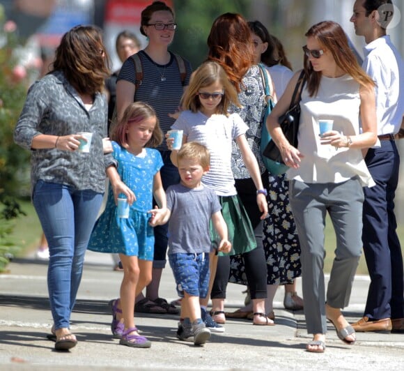 Jennifer Garner se rend à l'église avec ses enfants Violet, Seraphina (mèches roses) et Samuel à Pacific Palisades, le 30 août 2015.
