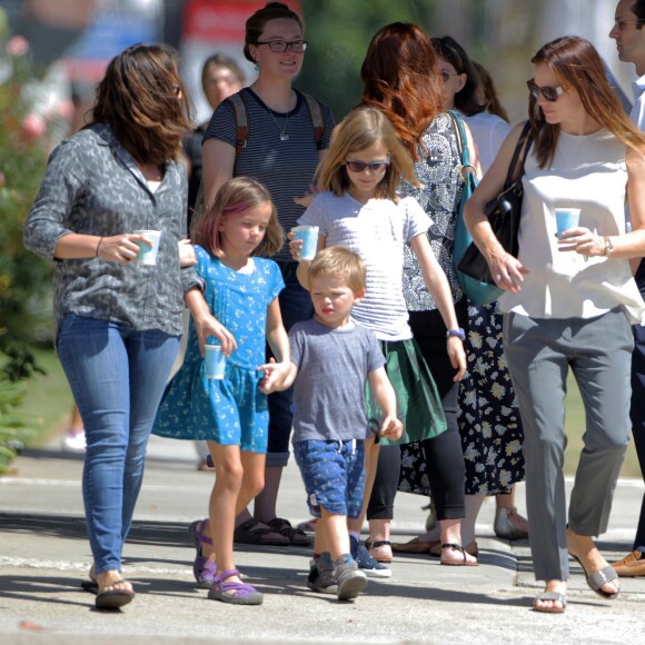 Jennifer Garner se rend à l'église avec ses enfants Violet, Seraphina (mèches roses) et Samuel à Pacific Palisades, le 30 août 2015.