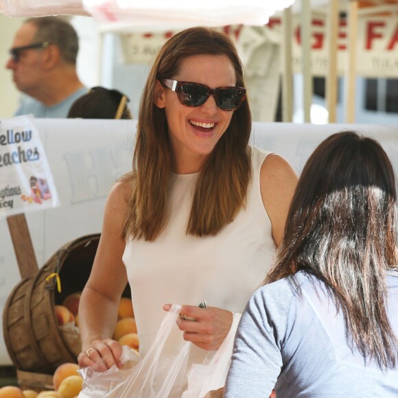 Jennifer Garner et ses enfants Violet, Seraphina (des mèches roses dans les cheveux) et Samuel au Farmers Market à Pacific Palisades, le 30 août 2015.