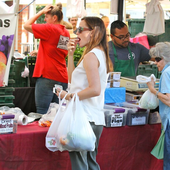 Jennifer Garner et ses enfants Violet, Seraphina (des mèches roses dans les cheveux) et Samuel au Farmers Market à Pacific Palisades, le 30 août 2015.