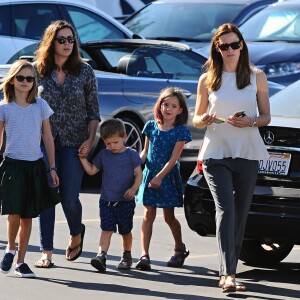 Jennifer Garner et ses enfants Violet, Seraphina (des mèches roses dans les cheveux) et Samuel au Farmers Market à Pacific Palisades, le 30 août 2015.