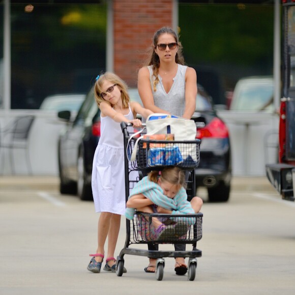 Exclusif - Les filles de Jennifer Garner, Violet et Seraphina Affleck sortent avec leur nourrice du magasin Whole Foods à Atlanta, le 20 août 2015 après leurs courses. Seraphina a trouvé un endroit original pour être transportée.