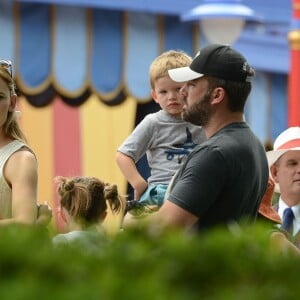 Exclusif - Prix spécial - No Web No Blog - Ben Affleck et Jennifer Garner font l'effort d'amener leurs enfants à Disneyworld au lendemain de l'anniversaire de Ben à Orlando le 16 août 2015. Cette sortie en famille, qui devrait être placée sous le signe de le joie et de la bonne humeur, n'est que le reflet triste de la situation compliquée que traverse le couple en ce moment. Même si Jennifer fait l'effort de quelques mous sympathiques, Ben ne parvient pas à cacher sa tristesse, même lorsqu'il chevauche un manège Dumbo plutôt rigolo. Les deux acteurs portent toujours leur alliance. Exclusive - No Web No Blog For Germany; please call for price. Please Hide Children face prior to publication Estranged couple Ben Affleck & Jennifer Garner seem desperate to put on a united front for their kids as they suffer through a festive family weekend trip with to Disney World in Orlando, Florida on August 16, 2015. With no nannies along for the ride and Ben's mom helping tend to the kids, the couple slogged through the heat and humidity, rarely interacting with each other. An eyewitness described them as acting 'emotionless' and 'like strangers.' Ben Affleck looked particularly miserable, openly showing his sadness and stress on the Dumbo ride, despite the visit to 'the happiest place on Earth.'16/08/2015 - Orlando