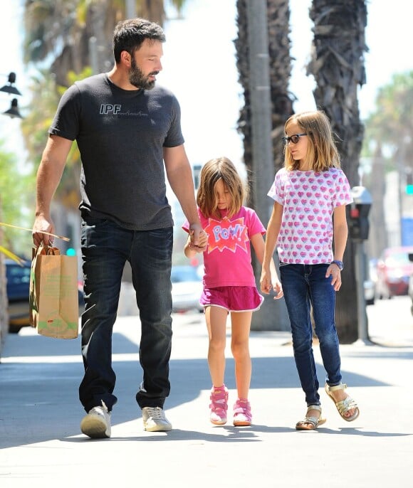 Exclusif - Ben Affleck fait du shopping avec ses filles Violet et Seraphina à Brentwood, le 27 août 2015.