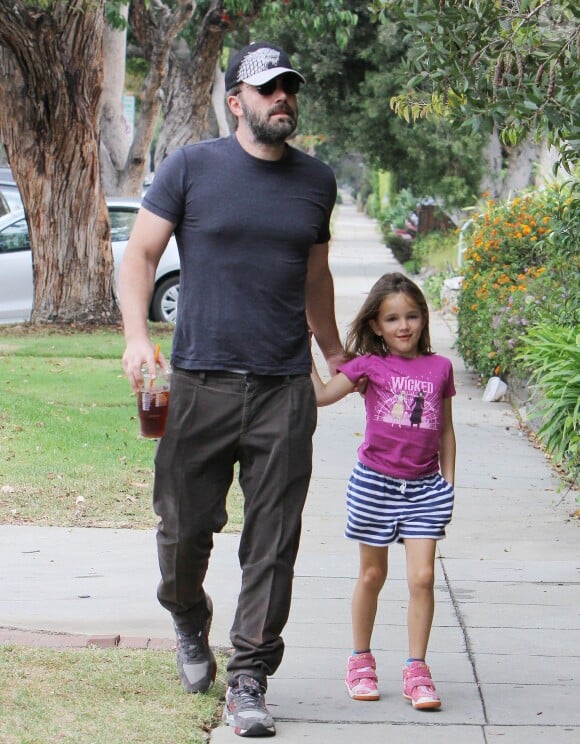 Ben Affleck se promène avec sa fille Seraphina à Santa Monica, le 25 août 2015. L'acteur ne porte plus son alliance.