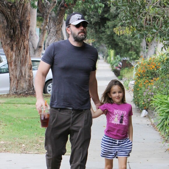 Ben Affleck se promène avec sa fille Seraphina à Santa Monica, le 25 août 2015. L'acteur ne porte plus son alliance.