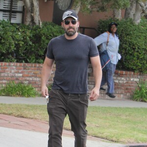 Ben Affleck se promène avec sa fille Seraphina à Santa Monica, le 25 août 2015. L'acteur ne porte plus son alliance.