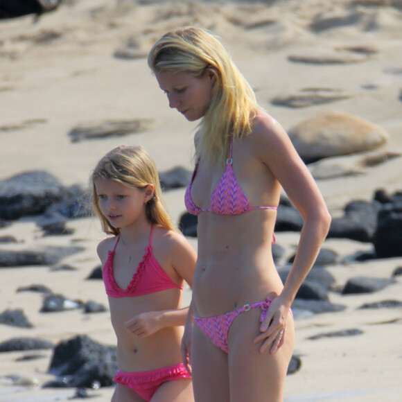 Exclusif - Gwyneth Paltrow passe ses vacances de Noel en famille a Hawaii. Pour le Nouvel An, la petite famille a profite de la plage, du paddle ou du farniente le 1er janvier 2014.