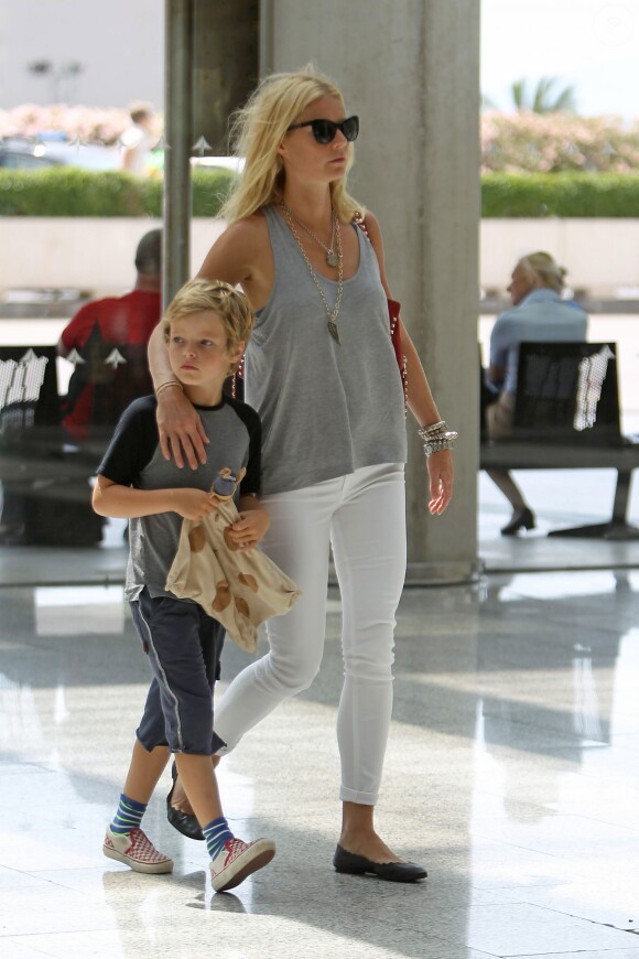 Exclusif - Gwyneth Paltrow, Chris Martin et leurs enfants Apple et Moses quittent l'ile de Majorque en Espagne apres quelque jours de vacances dans la maison de l'acteur Americain Michael Douglas le 14 juillet 2013.