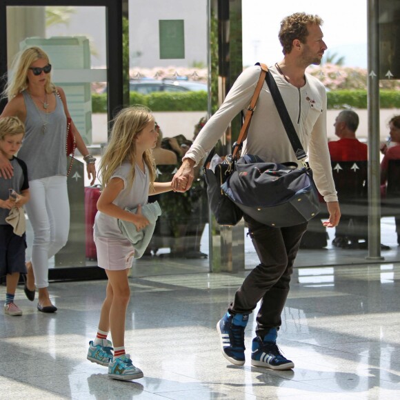 Exclusif - Gwyneth Paltrow, Chris Martin et leurs enfants Apple et Moses quittent l'ile de Majorque en Espagne apres quelque jours de vacances dans la maison de l'acteur Americain Michael Douglas le 14 juillet 2013.