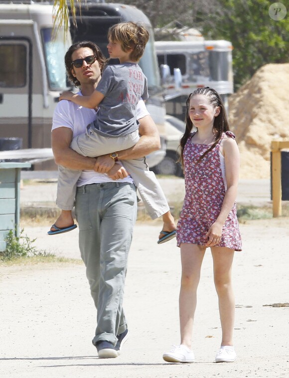 Exclusif - Le producteur Brad Falchuk (nouveau compagnon de Gwyneth Paltrow) se promène avec ses enfants Isabella et Brody dans un centre équestre à Burbank le 5 avril 2015.