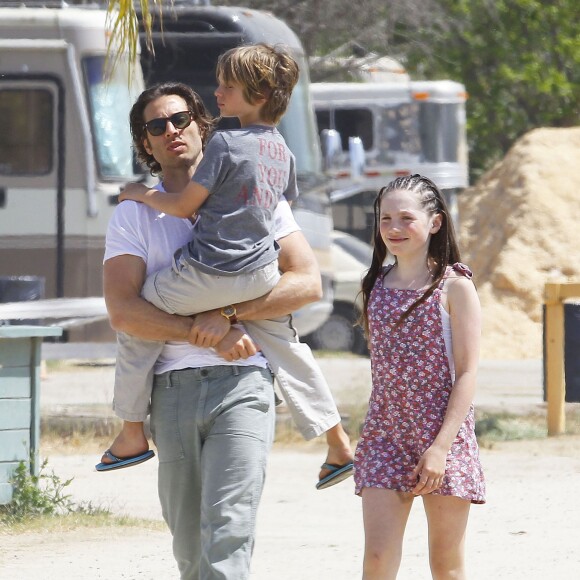 Exclusif - Le producteur Brad Falchuk (nouveau compagnon de Gwyneth Paltrow) se promène avec ses enfants Isabella et Brody dans un centre équestre à Burbank le 5 avril 2015.