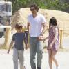 Exclusif - Le producteur Brad Falchuk (nouveau compagnon de Gwyneth Paltrow) se promène avec ses enfants Isabella et Brody dans un centre équestre à Burbank le 5 avril 2015.