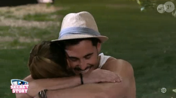 Rémi réconforte Coralie qui est en larmes - Quotidienne de Secret Story 9, diffusée sur NT1, le 4 septembre 2015.