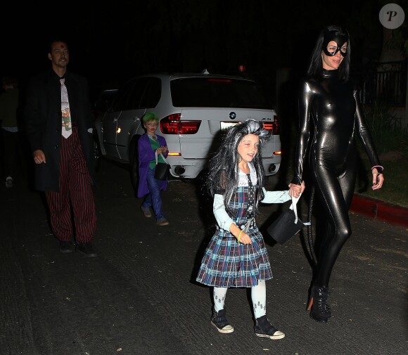 Rupert Sanders et sa femme Liberty Ross fetent Halloween avec leurs enfants Skyla et Tennyson Ross. Ils partent a la quete de bonbons dans les rues de Los Angeles, le 31 octobre 2012.