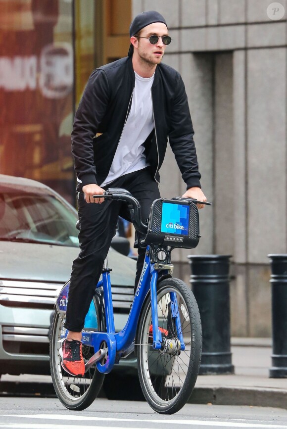 Exclusif - Robert Pattinson fait du vélo dans les rues de New York, le 16 mai 2015