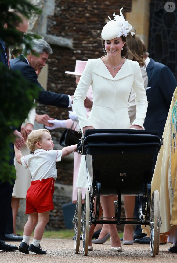 Le prince William et la duchesse Catherine de Cambridge, avec leur fils le prince George, faisaient baptiser leur fille la princesse Charlotte le 5 juillet 2015 à Sandringham.