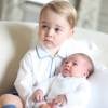 Le prince George de Cambridge avec sa petite soeur la princesse Charlotte dans les bras deux semaines après sa naissance, en mai 2015, photographiés dans leur maison de campagne d'Anmer Hall par leur mère la duchesse Catherine de Cambridge.