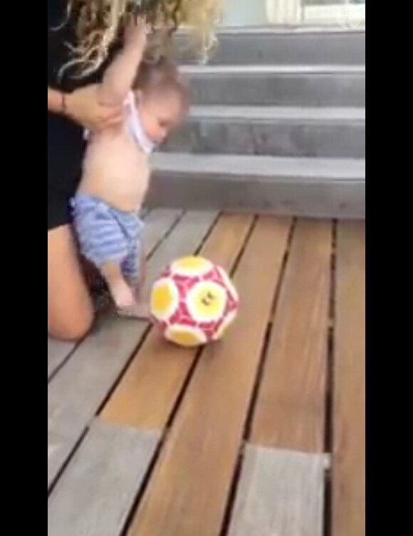 Shakira aide son fils Sasha à jouer au foot pour ses 6 mois - juillet 2015