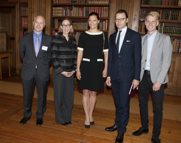 La princesse Victoria de Suède, enceinte et secondée par son mari le prince Daniel, recevait le 7 septembre 2015 dans la bibliothèque du palais royal Drottningholm, à Stockholm, Tina Seelig, professeur à l'Université de Stanford, qui a animé un atelier.