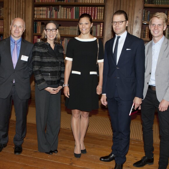 La princesse Victoria de Suède, enceinte et secondée par son mari le prince Daniel, recevait le 7 septembre 2015 dans la bibliothèque du palais royal Drottningholm, à Stockholm, Tina Seelig, professeur à l'Université de Stanford, qui a animé un atelier.