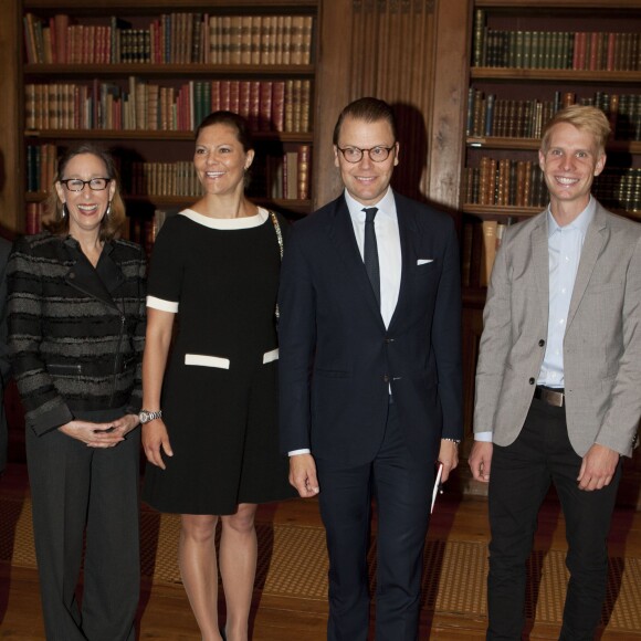 La princesse Victoria de Suède, enceinte et secondée par son mari le prince Daniel, recevait le 7 septembre 2015 dans la bibliothèque du palais royal Drottningholm, à Stockholm, Tina Seelig, professeur à l'Université de Stanford, qui a animé un atelier.