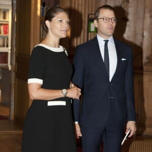 La princesse Victoria de Suède, enceinte et secondée par son mari le prince Daniel, recevait le 7 septembre 2015 dans la bibliothèque du palais royal Drottningholm, à Stockholm, Tina Seelig, professeur à l'Université de Stanford, qui a animé un atelier.