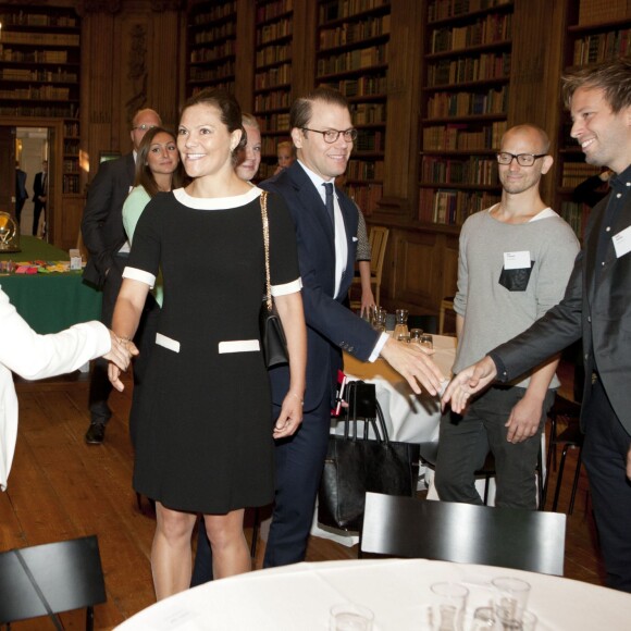 La princesse Victoria de Suède, enceinte et secondée par son mari le prince Daniel, recevait le 7 septembre 2015 dans la bibliothèque du palais royal Drottningholm, à Stockholm, Tina Seelig, professeur à l'Université de Stanford, qui a animé un atelier.