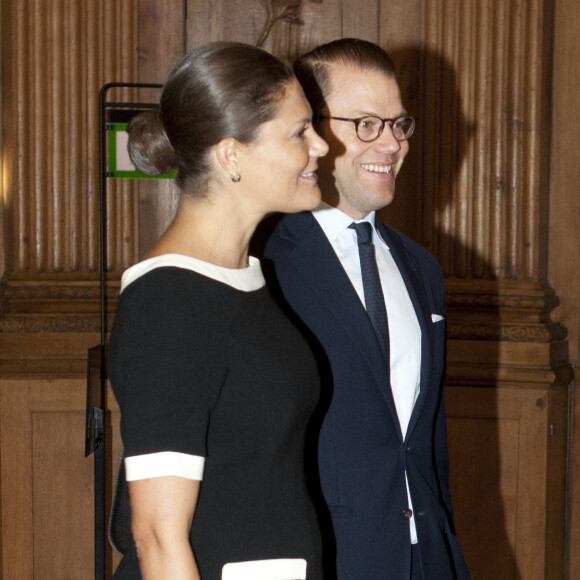 La princesse Victoria de Suède, enceinte et secondée par son mari le prince Daniel, recevait le 7 septembre 2015 dans la bibliothèque du palais royal Drottningholm, à Stockholm, Tina Seelig, professeur à l'Université de Stanford, qui a animé un atelier.