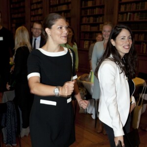 La princesse Victoria de Suède, enceinte et secondée par son mari le prince Daniel, recevait le 7 septembre 2015 dans la bibliothèque du palais royal Drottningholm, à Stockholm, Tina Seelig, professeur à l'Université de Stanford, qui a animé un atelier.