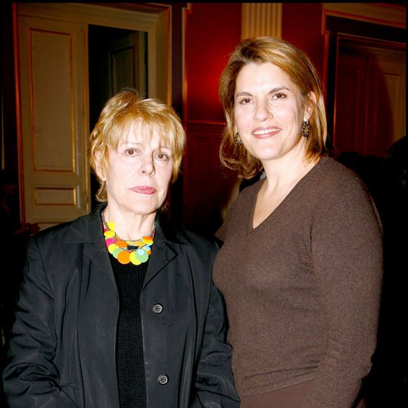 Sylvie Joly et sa fille Mathilde, à la mairie du 16e arrondissement de Paris, le 29 novembre 23006