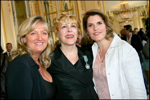 Sylvie Joly, sa fille Mathilde et Charlotte de Turckheim, dans les salons du ministère de la Culture, le 7 juin 2006 à Paris