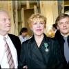 Sylvie Joly, faite chevalier dans l'ordre des arts et des lettres, entourée de son mari Pierre Vitry et Alex Lutz, dans les salons du ministère de la Culture le 7 juin 2006