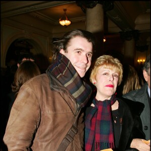 Sylvie Joly avec son fils Grégoire lors de la générale de la pièce Deux sur la balançoire le 30 janvier 2006 à Paris