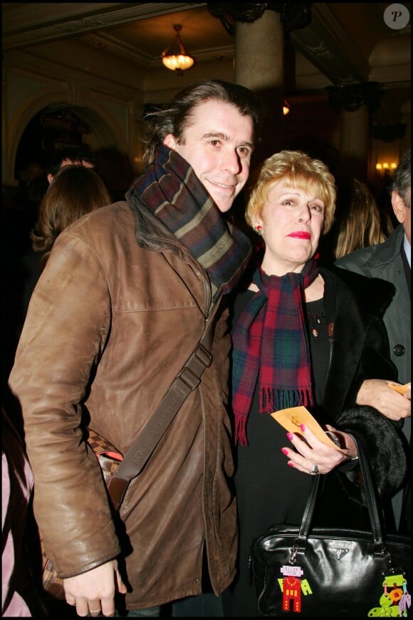 Sylvie Joly avec son fils Grégoire lors de la générale de la pièce Deux sur la balançoire le 30 janvier 2006 à Paris