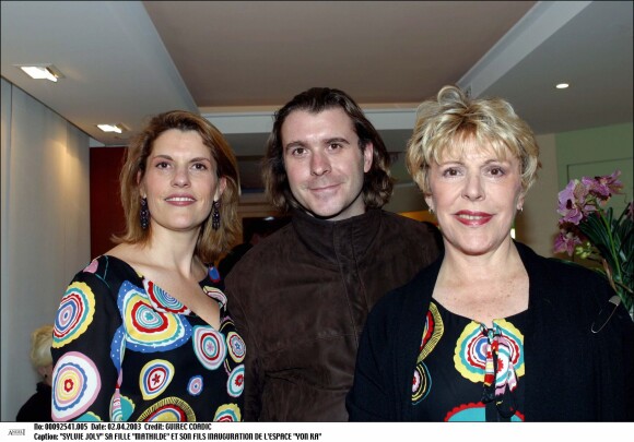 Sylvie Joly avec sa fille Mathilde et son fils Grégoire lors de l'inauguration de l'espace Yon Ka à Paris le 2 avril 2003